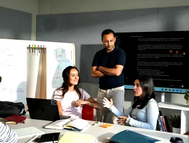 Silicon Valley lansează o alternativă educațională la facultățile tradiționale. Se adresează tinerilor pasionați de AI și tehnologie