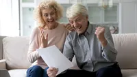 Pensiile care cresc din decembrie 2025. Cine va primi bani în plus și plăți retroactive pe 17 luni