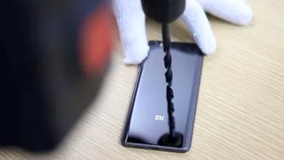 Nu poţi da o gaură cu burghiul prin spatele Xiaomi Mi 5 Pro oricât ai încerca [VIDEO]