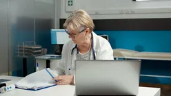 Model global de bune practici: Cum 100 de spitale din România au trecut la pix și hârtie pentru a contracara un atac cibernetic la nivel național