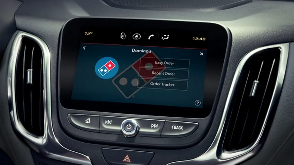 Domino's va lansa aplicaţia care te lasă să comanzi pizza online de pe touchscreen-ul maşinii