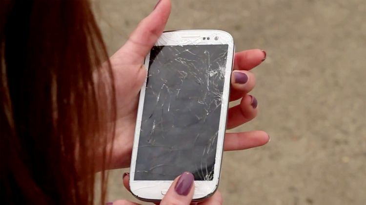 Samsung Galaxy S3 - după o căzătură pe asfalt