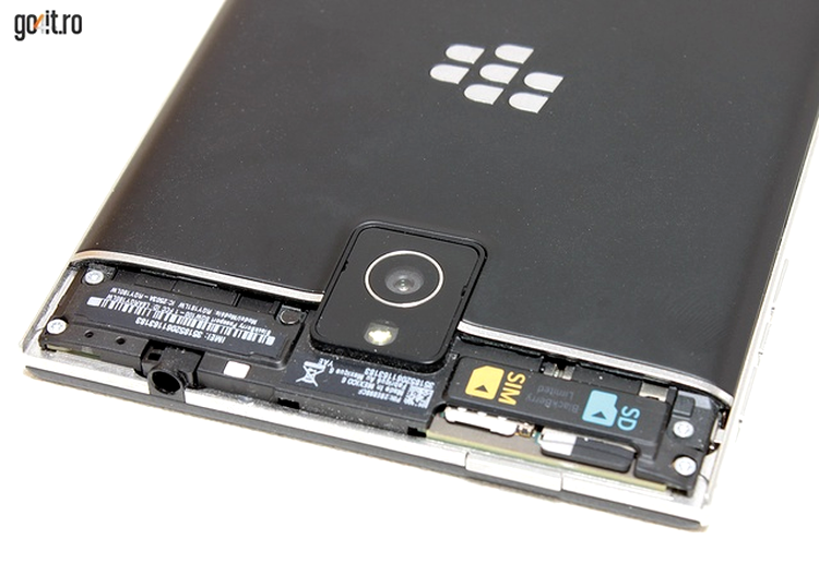 BlackBerry Passport: Nano SIM, MicroSD dar fără acces la baterie