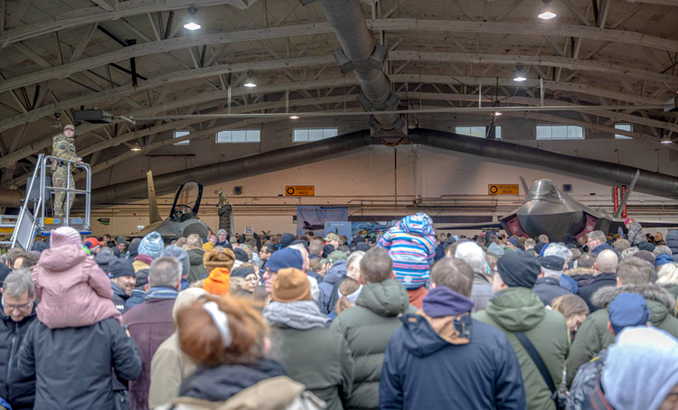oamenii s-au strans intr-un hangar pentru a marca trecerea de la f-16 la f-35 in danemarca