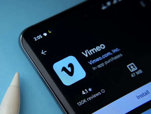 Platforma video Vimeo a suferit un atac cibernetic prin intermediul unui furnizor de servicii, care a dus la expunerea datelor utilizatorilor. Hackerii amenință cu divulgarea acestora