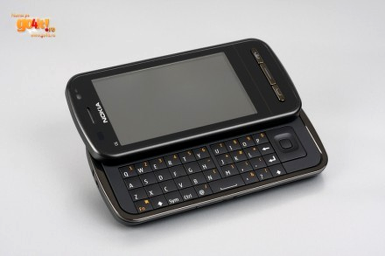 Nokia C6 - pentru cei care doresc neapărat o tastatură QWERTY