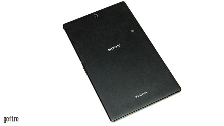 Sony Xperia Z3 Tablet Compact: Spatele din plastic cauciucat oferă aderenţă sporită