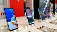 Prețuri surprinzătoare la telefoane în octombrie. Un model a coborât sub pragul de 1.000 de lei