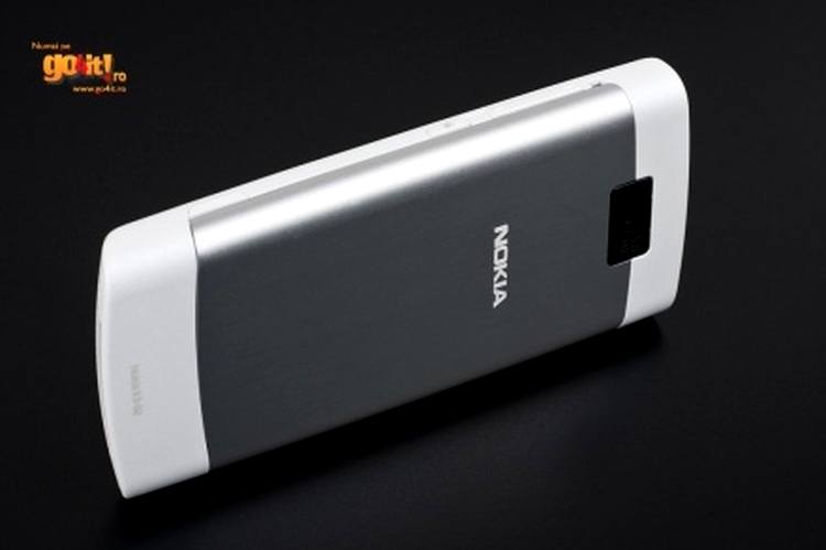 Nokia X3-02 Touch and Type este un telefon subţire