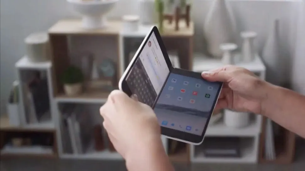 Surface Duo, telefonul cu Android de la Microsoft, este pregătit pentru lansare