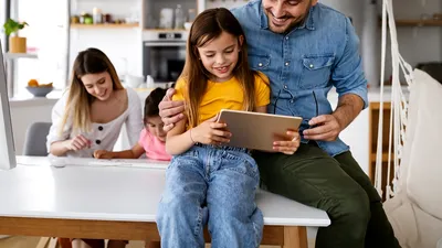 Cum pot fi protejați copiii de abuzul online: ghid esențial pentru părinți și profesori