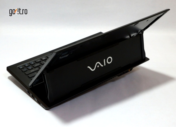 Sony VAIO Duo 11 - destul de subţire şi uşor pentru formatul său