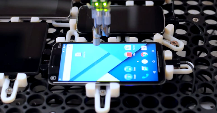 Chrome TouchBot, maşinăria folosită de Google pentru a ajuta optimizarea aplicaţiilor de Android