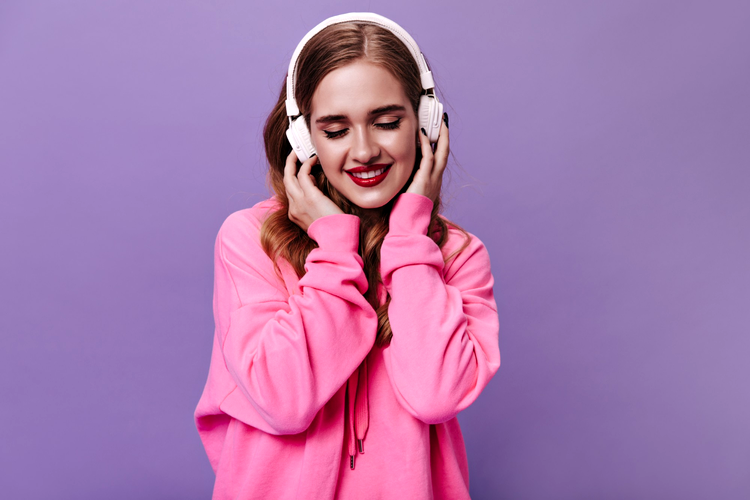 o femeie poarta casti wireless