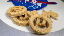 Cercetătorii dezvoltă biscuiți, imprimați 3D, din plastic reciclat și deșeuri agricole – VIDEO