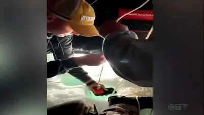 Un iPhone a fost „pescuit” dintr-un lac înghețat în stare de funcționare după o lună. VIDEO
