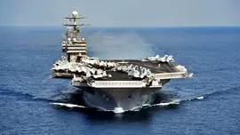 Cum își menține un superportavion de 100.000 de tone echilibrul în valuri uriașe și vânturi puternice