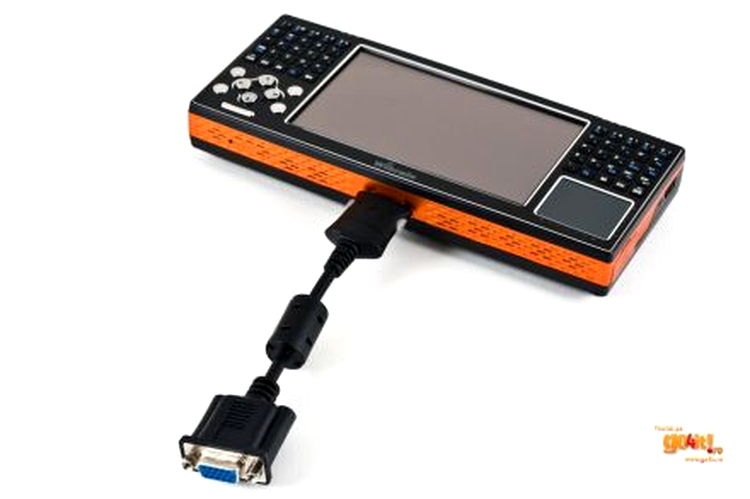 Wibrain B1LH cu adaptorul video VGA conectat