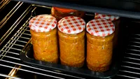 Unde se ține zacusca: în frigider sau la temperatura camerei? Mulți români procedează greșit