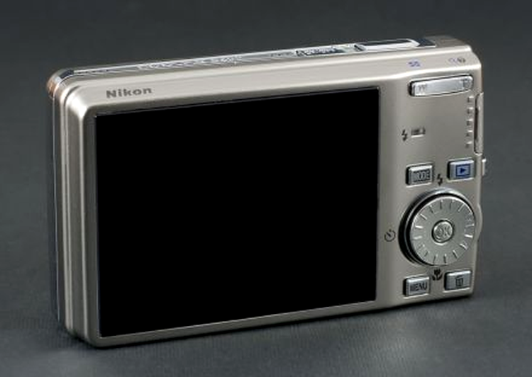 Nikon S600 – ecranul LCD şi butoanele posterioare