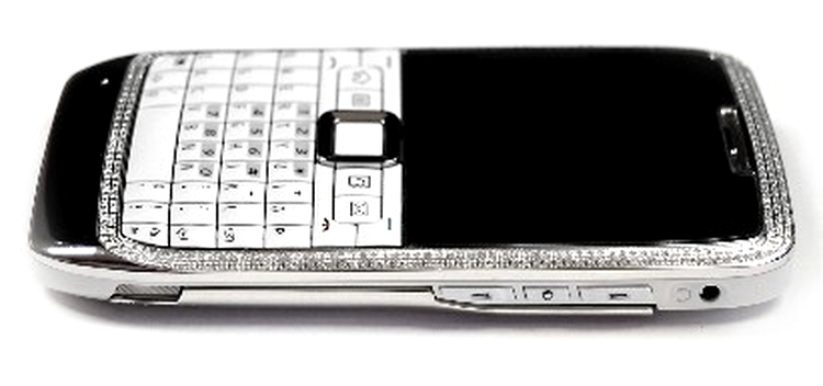 Nokia E71 decorat cu diamante