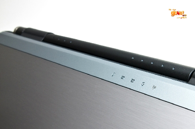 Asus W90 - ecranul este protejat de o carcasă metalică