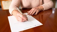 Un părinte poate lăsa averea unui singur copil? Ce drepturi au ceilalți moștenitori chiar dacă există testament