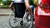 Cardul de carburant pentru persoanele cu handicap în 2026. Cine primește până la 1.500 de lei și cum se acordă banii
