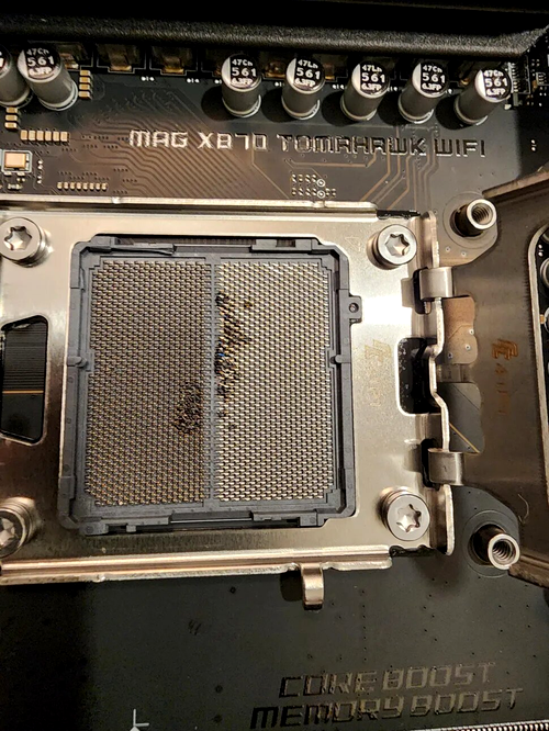 Probleme pentru Ryzen 7 9800X3D: Defect de fabricație sau eroare umană?