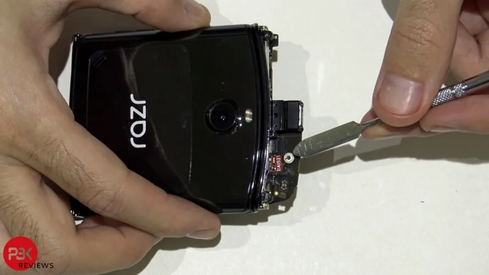 Motorola Razr, telefonul pliabil de 1.500 euro, este extrem de greu de reparat, în ciuda faptului că e foarte fragil
