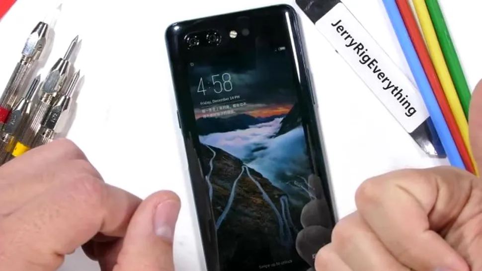 ZTE nubia X, noul smartphone cu două ecrane, este mai rezistent decât pare [VIDEO]
