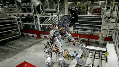 Elon Musk a demonstrat primul prototip Tesla Bot funcțional, robotul umanoid pentru muncă fizică