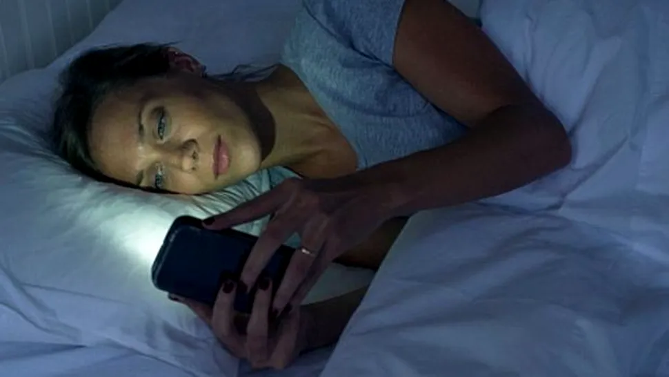 Doi medici avertizează: Folosirea smartphone-ului în întuneric poate provoca orbire parţială