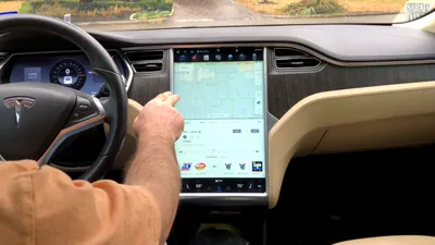 Tesla va trebui să cheme în service 158.000 de mașini pentru probleme la touchscreen