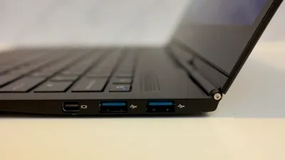Inhon Blade 13 Carbon, cel mai subţire şi mai uşor laptop din lume
