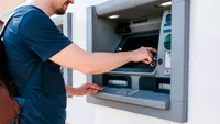 Retragerea de numerar de la bancomat. Greșeala care te poate lăsa fără bani chiar în fața ATM-ului. Ce trebuie să faceți imediat