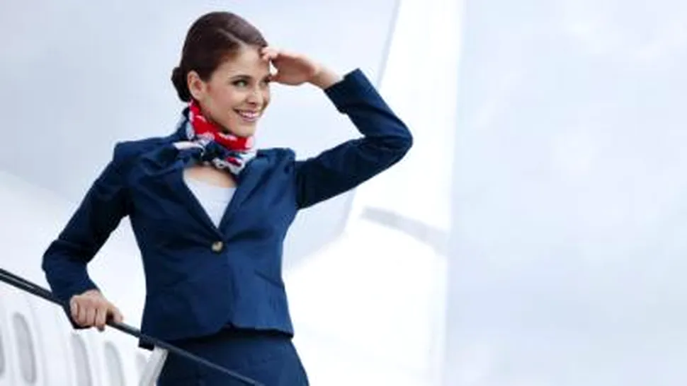 Accesoriile purtate de stewardese în timpul zborului sunt un hit pe eBay