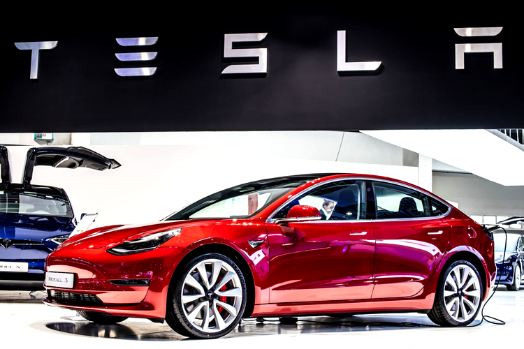 mașinile Tesla vor beneficia de aplicații