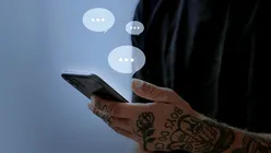 Avertisment ANCOM privind fraudele prin SMS și e-mail: Cum să evitați capcanele livrărilor false și coletelor cu ramburs