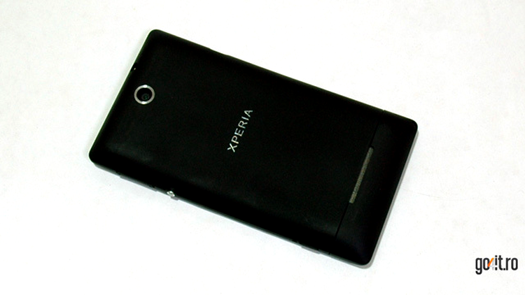 Sony Xperia E - spatele cu finisaj cauciucat