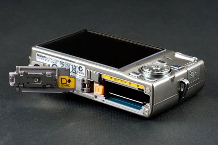Nikon S600 – compartimentul bateriei şi slotul SD