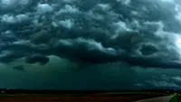De ce capătă cerul o culoare verde înaintea unor furtuni puternice? Explicația fenomenului care atrage atenția meteorologilor