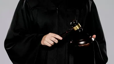 Inteligența artificială a inventat procese într-un caz de extrădare a doi condamnați către România: Avertismentul unui judecător britanic
