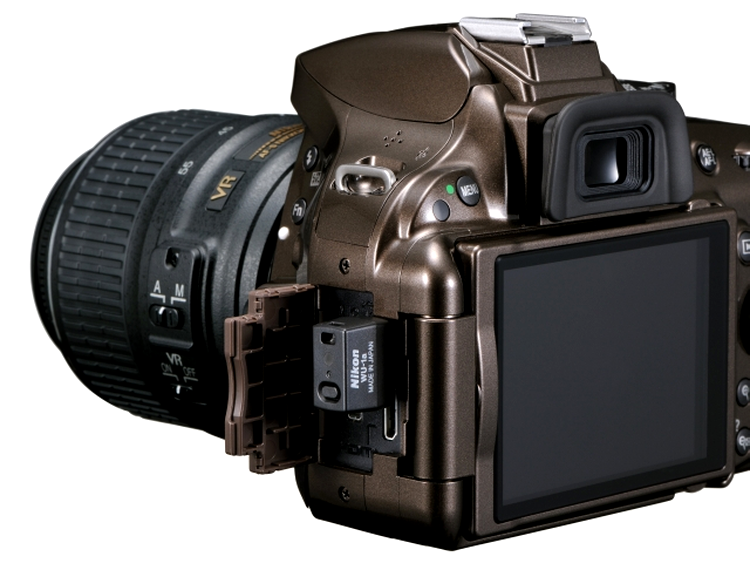 Nikon D5200 cu adaptorul WiFi conectat