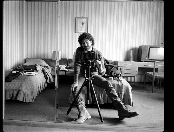 VIDEO | Poliția secretă din România l-a urmărit pe un fotograf evreu. Câteva decenii mai târziu, dosarele lor au devenit un film