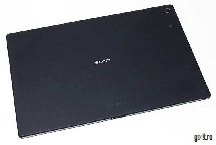 Sony Xperia Tablet Z2: un spate antiderapant cu granulaţie fină