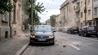 Ghid de urgență pentru șoferi în caz de cutremur. Cum reacționezi la volan, ce acoperă polițele RCA sau CASCO și ce faci după avarii provocate de obiecte căzute