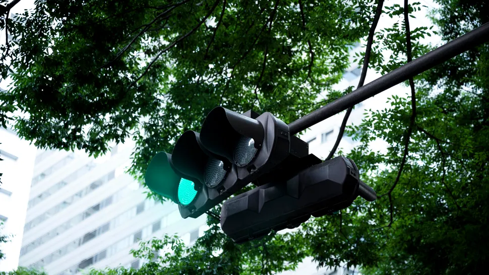 Semafoare inteligente contra vitezei: Orașele care oferă undă verde doar șoferilor disciplinați
