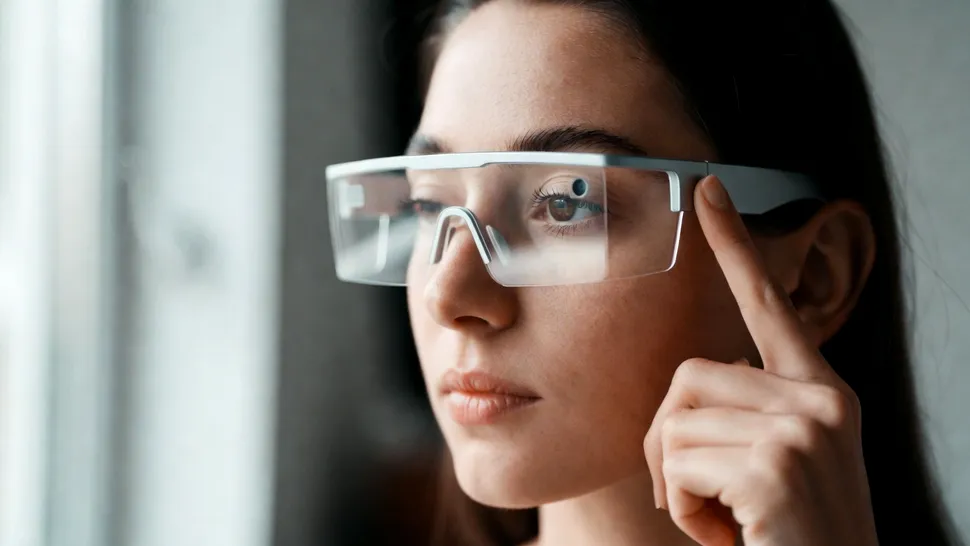 Ochelari inteligenți: Piața a crescut cu 83% într-un singur an. Cererea pentru modelele AR și smart glasses explodează