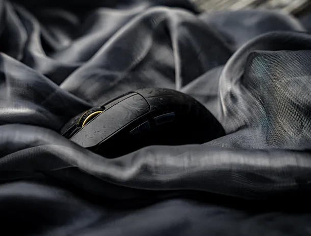 Review | Epomaker Carbonis: mouse de gaming de 50 g cu carcasă din compozit de fibră de carbon și display